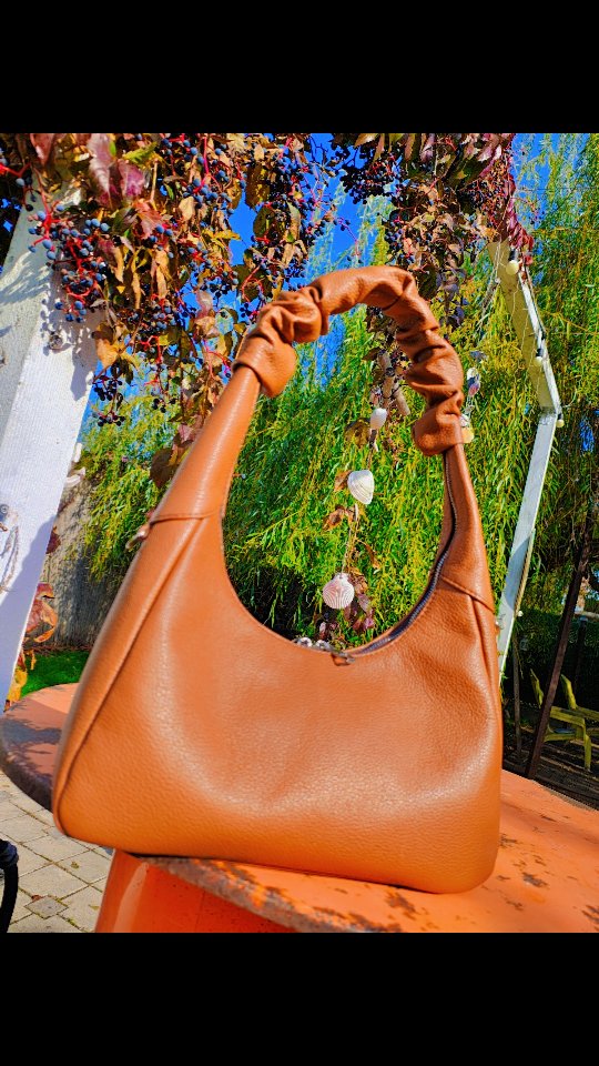 🤔De ce să-ți cumperi o geanta gata făcută?  Noi iti oferim posibilitatea de a alege culoarea, dimensiunile baretelor, tipul de piele, totul la un pret mai mult decât corect! 🍀👌
.
whatsapp 0769657656
.
Cod articol  INNA 🎀
.
www.mcleather.ro
.
#gentidinpielelacomanda #genti #rusaci #handmade #mcleather #fabricatinromania #GentiLaComanda #reduceri #superpret #blackfriday