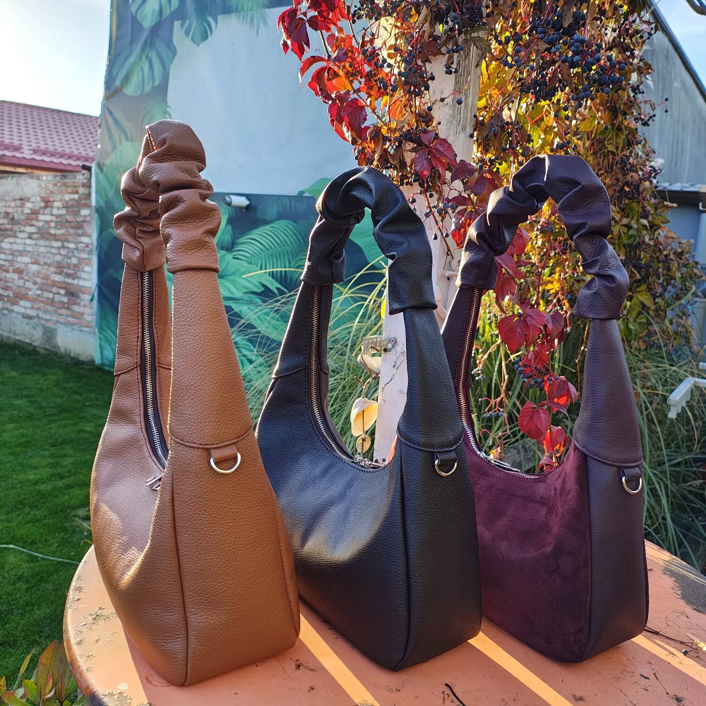 👜 Lansare nouă, ediție limitată! 👉👜 INNA este disponibilă începând de azi in serii limitate. 
🤔 De ce să alegi o geantă gata făcută, când poți avea una creată exact pe gustul tău?
. 
La mcleather.ro , tu decizi:
✨ culoarea
✨ dimensiunile baretelor
✨ tipul de piele
✨ detaliile care te reprezintă

Totul, la un preț corect și cu garanția calității handmade, fabricat în România. 🇷🇴

📲 Scrie-ne pe WhatsApp: 0769 657 656
🌐 Descoperă mai multe: www.mcleather.ro

Grăbește-te — noul model este disponibil doar în serie limitată! 🔥

#gentidinpielelacomanda #genti #rucsaci #handmade #mcleather #fabricatinromania #GentiLaComanda #reduceri #superpret #blackfriday #limitededition