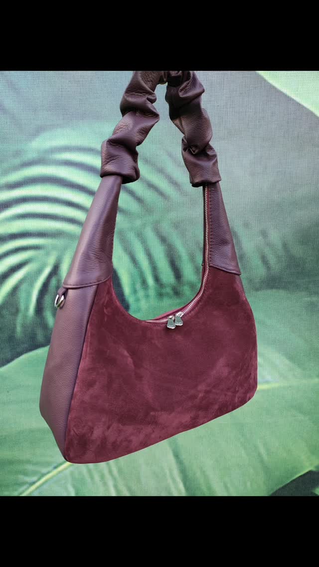 👜 Lansare nouă, ediție limitată! 👉👜 INNA este disponibilă începând de azi in serii limitate. 
🤔 De ce să alegi o geantă gata făcută, când poți avea una creată exact pe gustul tău?
. 
La mcleather.ro , tu decizi:
✨ culoarea
✨ dimensiunile baretelor
✨ tipul de piele
✨ detaliile care te reprezintă

Totul, la un preț corect și cu garanția calității handmade, fabricat în România. 🇷🇴

📲 Scrie-ne pe WhatsApp: 0769 657 656
🌐 Descoperă mai multe: www.mcleather.ro

Grăbește-te — noul model este disponibil doar în serie limitată! 🔥

#gentidinpielelacomanda #genti #rucsaci #handmade #mcleather #fabricatinromania #GentiLaComanda #reduceri #superpret #blackfriday #limitededition