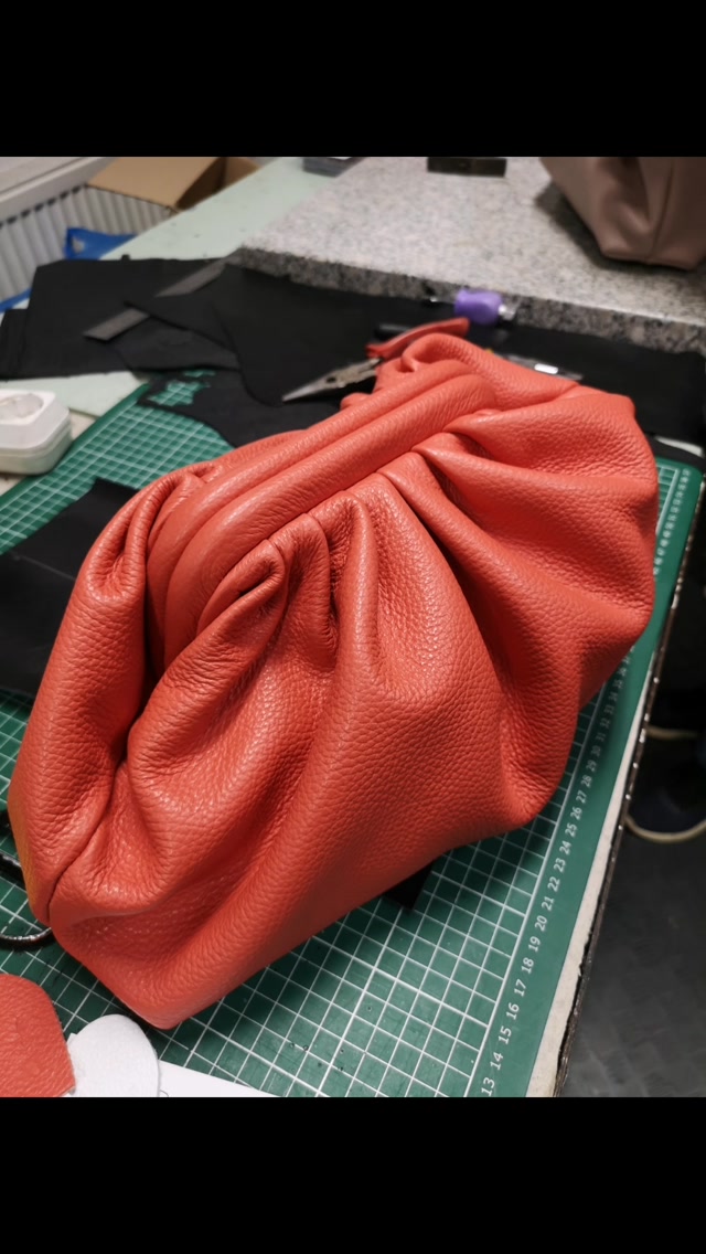 ✨Începe sezonul evenimentelor! 🥂 Noi îți oferim cel mai iubit plic! ❤️❤️❤️Sweetie ❤️❤️❤️
🌼 Ce culoare de primăvară îți inspiră cel mai mult stilul?
🐚 Și ce tip de piele ai alege pentru geanta ta ideală – netedă, texturată sau velur?
👀 Așteptăm cu nerăbdare să vedem ce combinații creative creezi! 🧡🤍💛
🔗 www.mcleather.ro
📲 WhatsApp: 0769 657 656
📌 Fiecare geantă – casual sau office, crossbody sau city – este personalizată până la ultimul detaliu: dimensiuni, barete, buzunare și combinații de piele, pentru un accesoriu unicat, lucrat manual în România.
#McLeather #GentiDinPieleLaComanda #PieleNaturala #Primavara #Culori Handmade ProduseRomanesti topfans