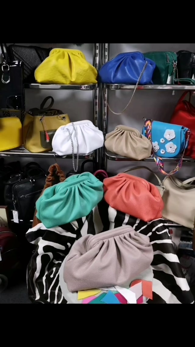 Se da startul evenimentelor! 🥂✨ Noi iti facem cel mai iubit plic asa cum iti doresti! ❤️👛
🌼 Ce culoare de primăvară îți inspiră cel mai mult stilul?
🐚 Și ce tip de piele ai alege pentru geanta ta ideală – netedă, texturată sau velur?
👀 Așteptăm cu nerăbdare să vedem ce combinații creative creezi! 🧡🤍💛
🔗 www.mcleather.ro
📲 WhatsApp: 0769 657 656
📌 Fiecare geantă – casual sau office, crossbody sau city – este personalizată până la ultimul detaliu: dimensiuni, barete, buzunare și combinații de piele, pentru un accesoriu unicat, lucrat manual în România.
#McLeather #GentiDinPieleLaComanda #PieleNaturala #Primavara #Handmade