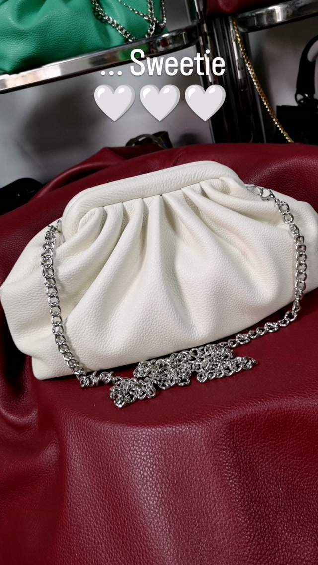 🌞 Alege sa fi senzationala vara asta cu Sweetie, minunata cu orice ocazie! ❤️💃🌞
.
Piele naturala moale si fina la atingere - culori nelimitate
.
Stabilește detaliile si comanda aici whatsapp 0769657656 sau pe site www.mcleather.ro
.
#gentidinpielelacomanda #genti #gentipersonalizate #gentiocazie